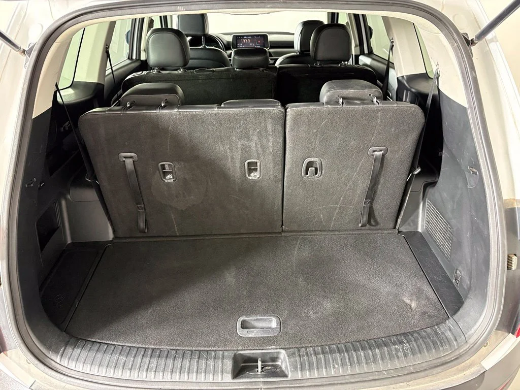 Used 2022 White Kia LX image 37