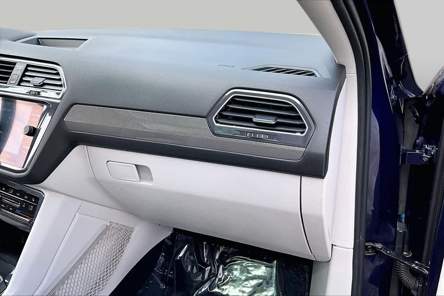 Used 2022 Atlantic Blue Metallic Volkswagen SE image 19