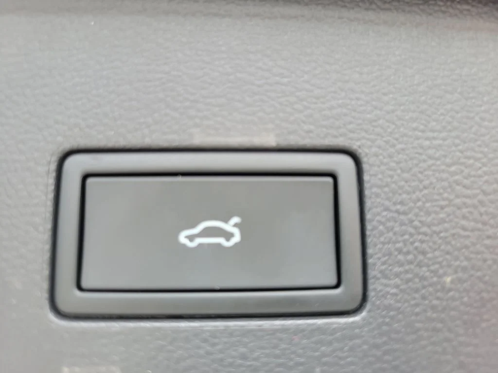 Used 2026  Volkswagen SE w/Technology image 7