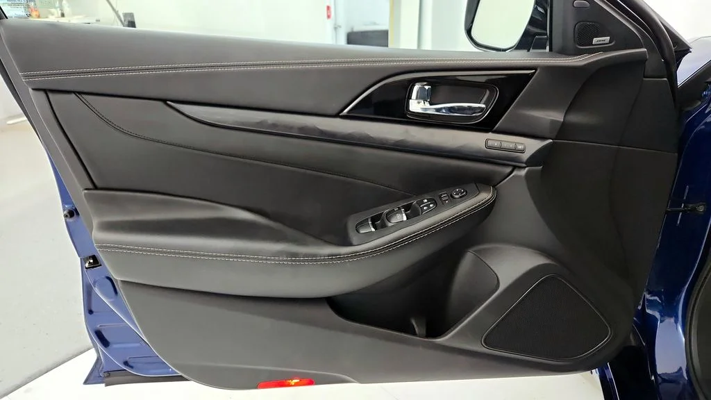 Used 2023 Blue Nissan Platinum image 22