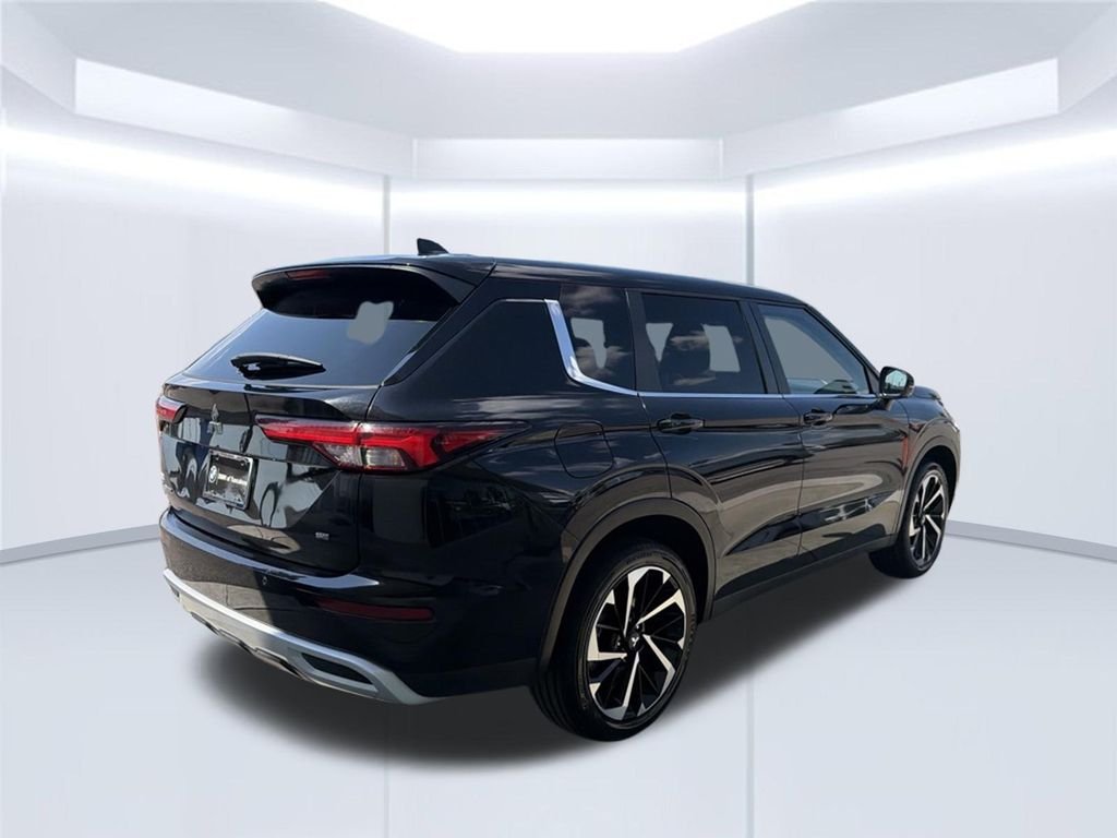 Used 2024 Silver Mitsubishi SE image 6