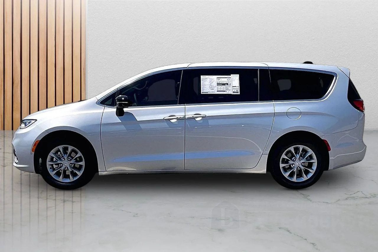 New 2026 Silver Mist Clear-Coat Exterior Paint Chrysler Limited image 6