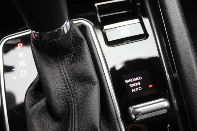 Used 2024 White Jeep Latitude image 9