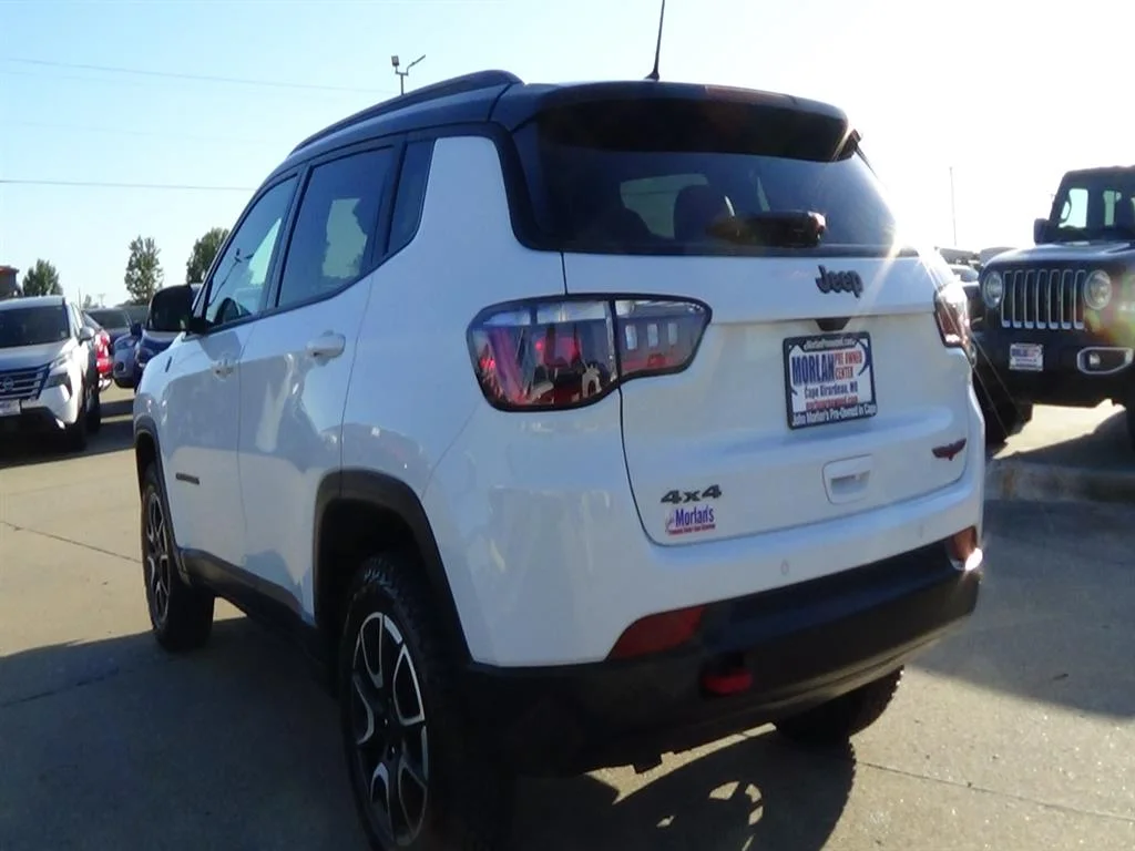 Used 2024 Bright White Clear Coat (pw7) Jeep Trailhawk image 8