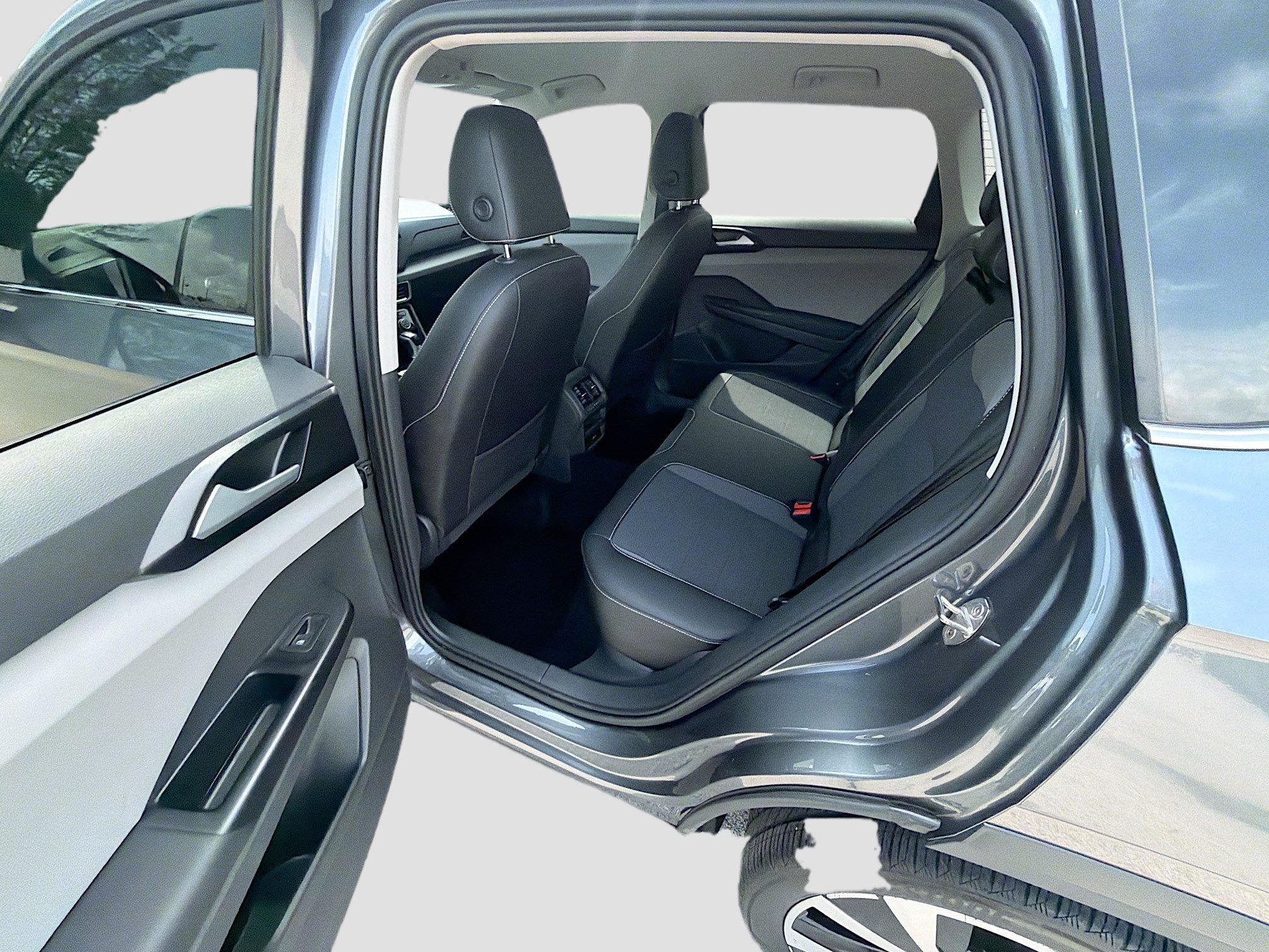 Certified Used 2023 Platinum Gray Metallic Volkswagen SE image 23