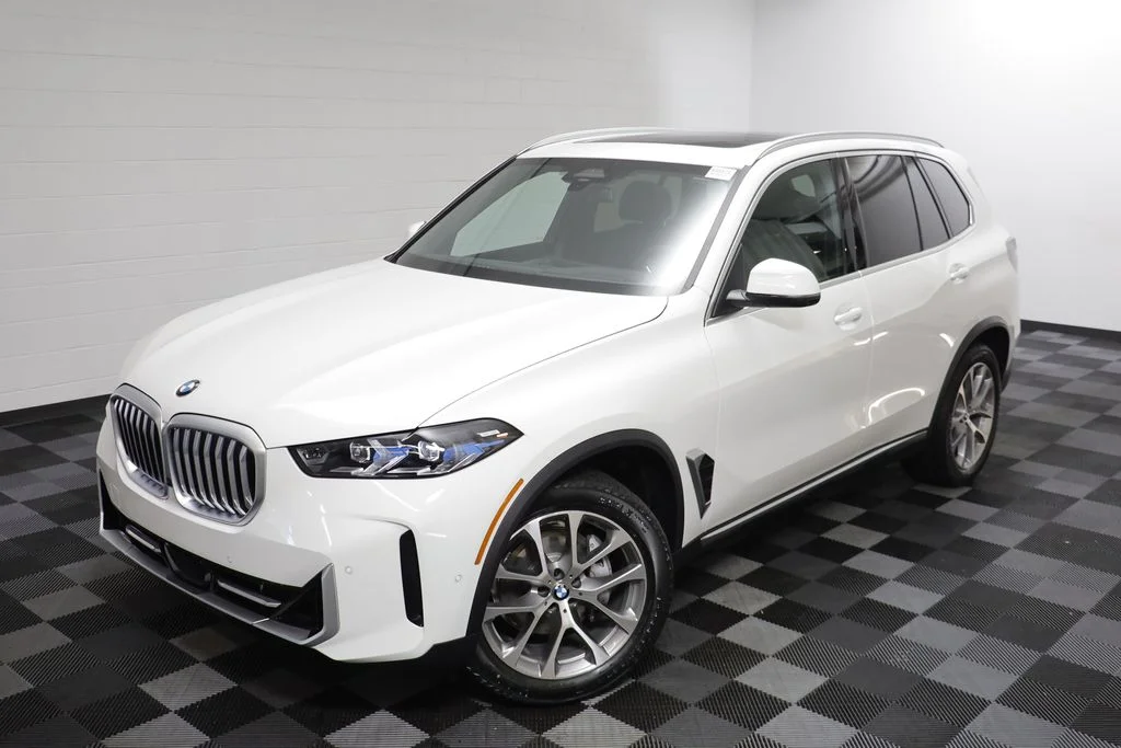 New 2026 White BMW xDrive40i image 2