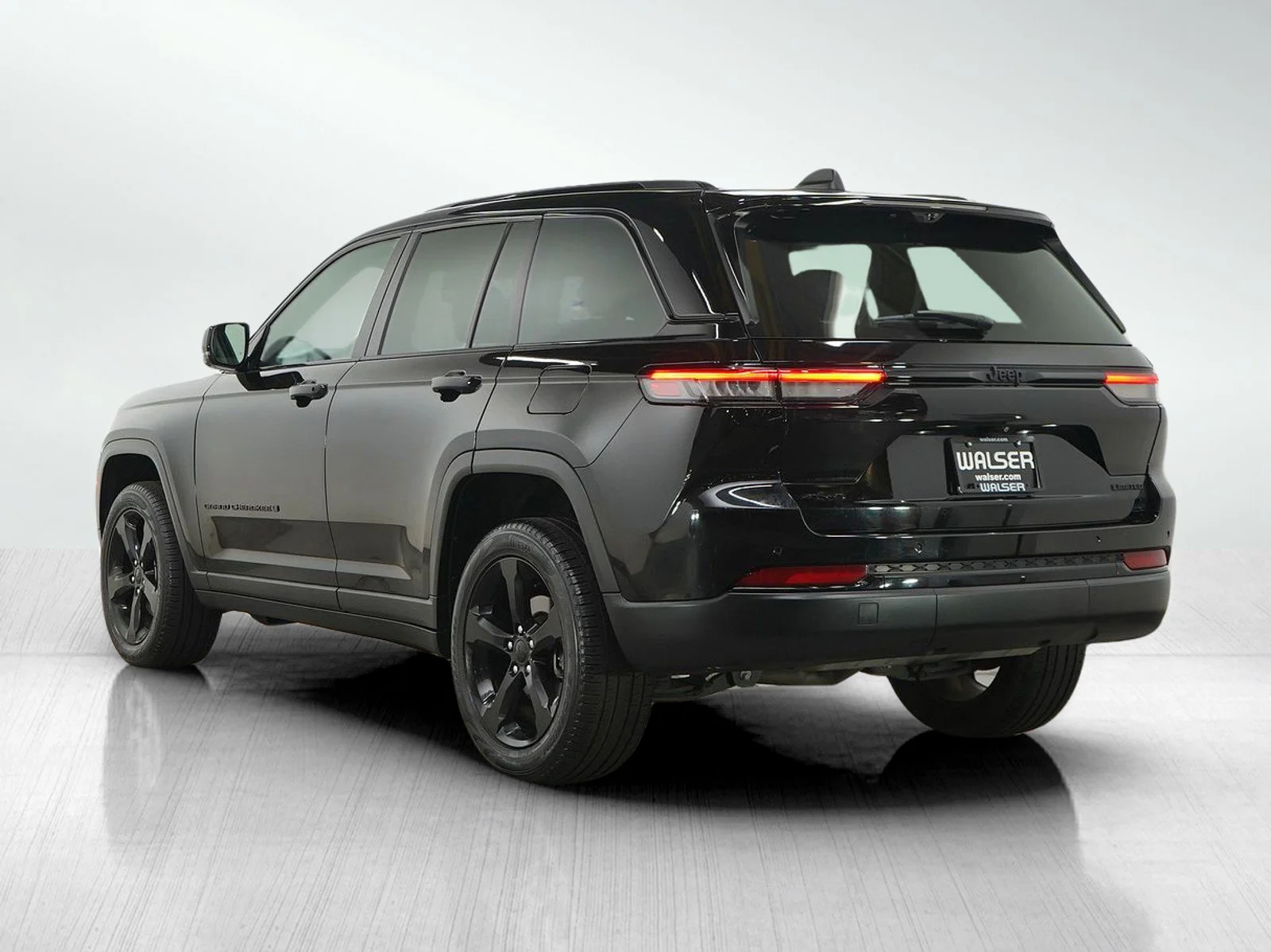 Used 2023 Diamond Black Crystal Pearlcoat Jeep Limited image 3