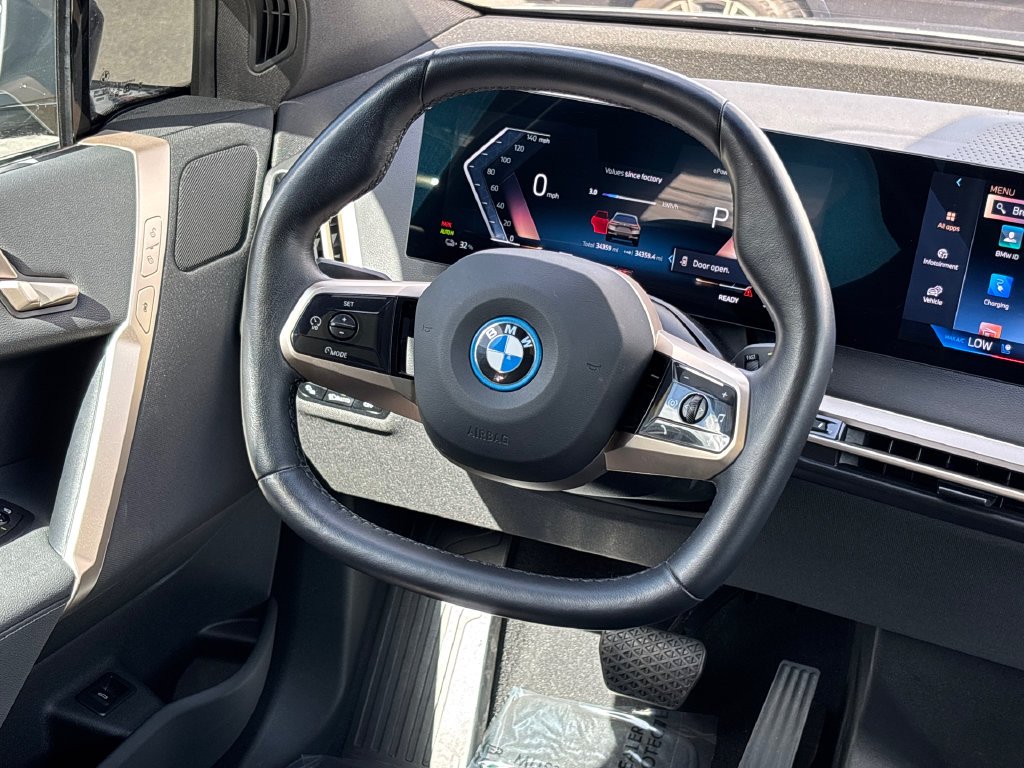 Used 2024 Gray BMW xDrive50 image 21