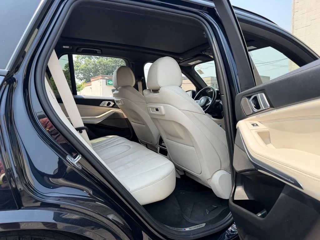 Used 2021 Black BMW xDrive40i image 17