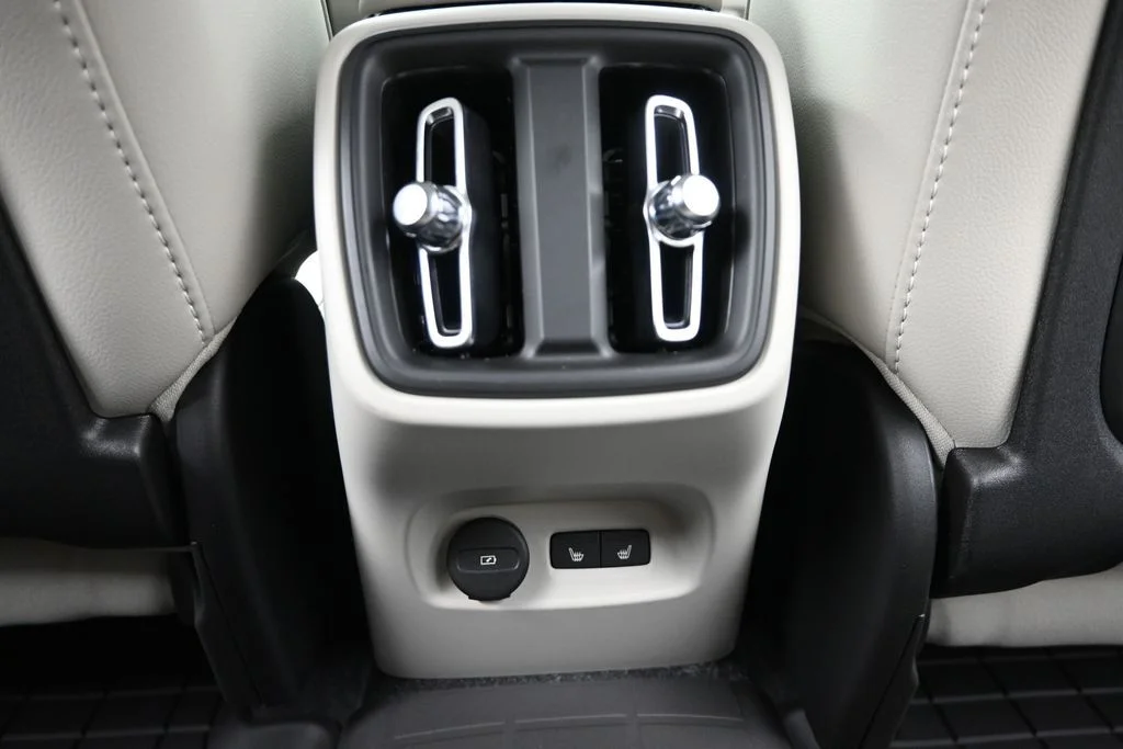 Used 2026 Vapour Grey Volvo Plus image 14
