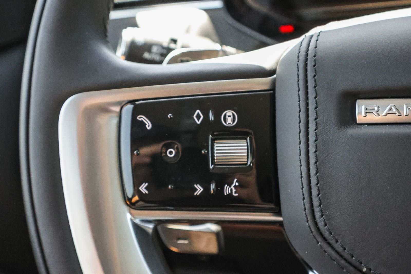 New 2026 Carpathian Grey Land Rover SE image 31