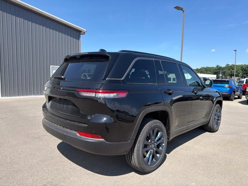 New 2026 Diamond Black Crystal Pearl-Coat Exterior Paint Jeep  image 3