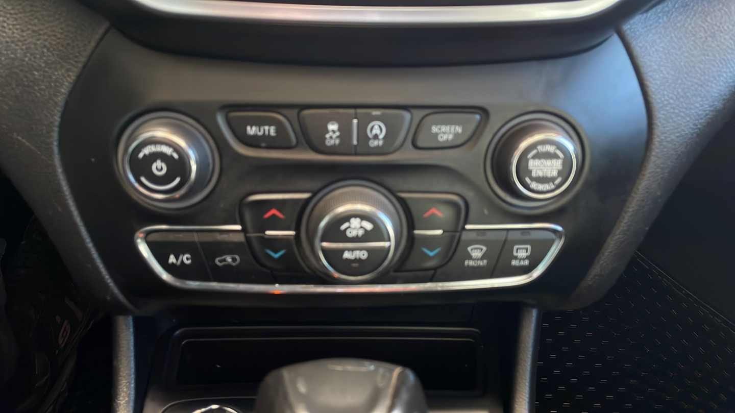 Used 2019 Gray Jeep Trailhawk image 17