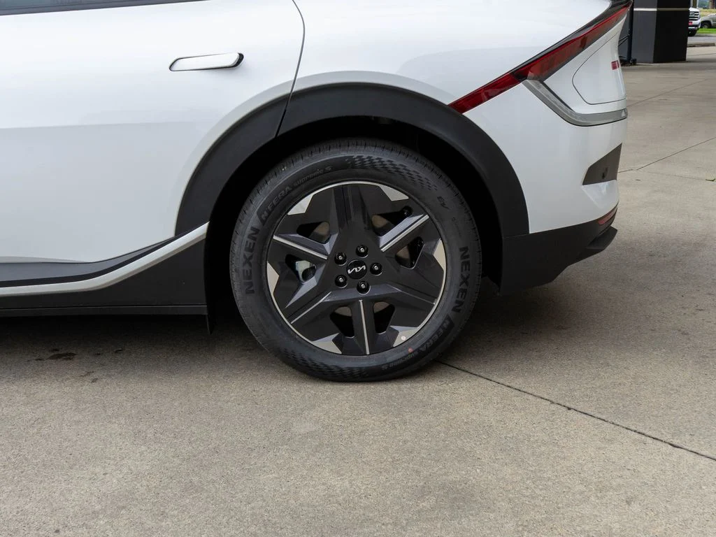 New 2026 Glacial White Pearl Kia LIGHT image 30
