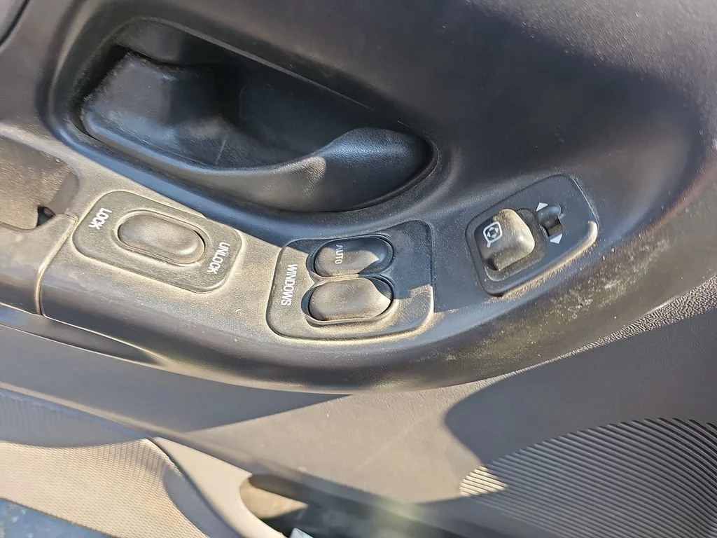 Used 2000 Red Ford XL image 31