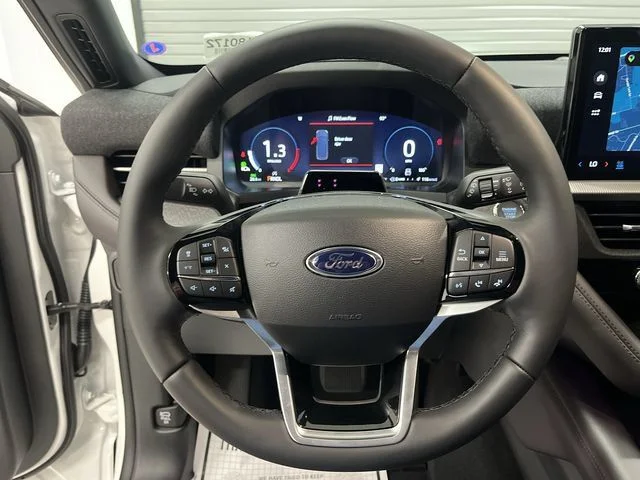 New 2026 Star White Metallic Tri-Coat Ford Platinum image 15