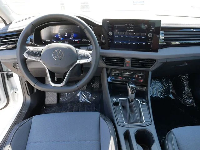 2025 Volkswagen Jetta SE - Photo 9