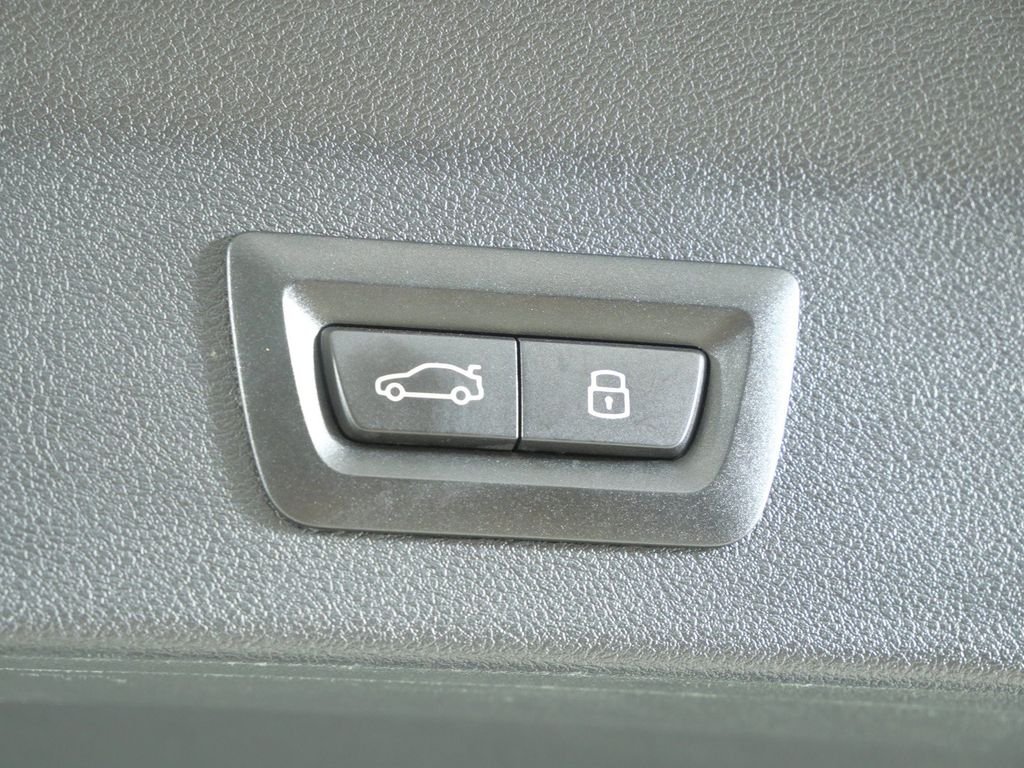 Used 2024 White BMW xDrive30i image 29