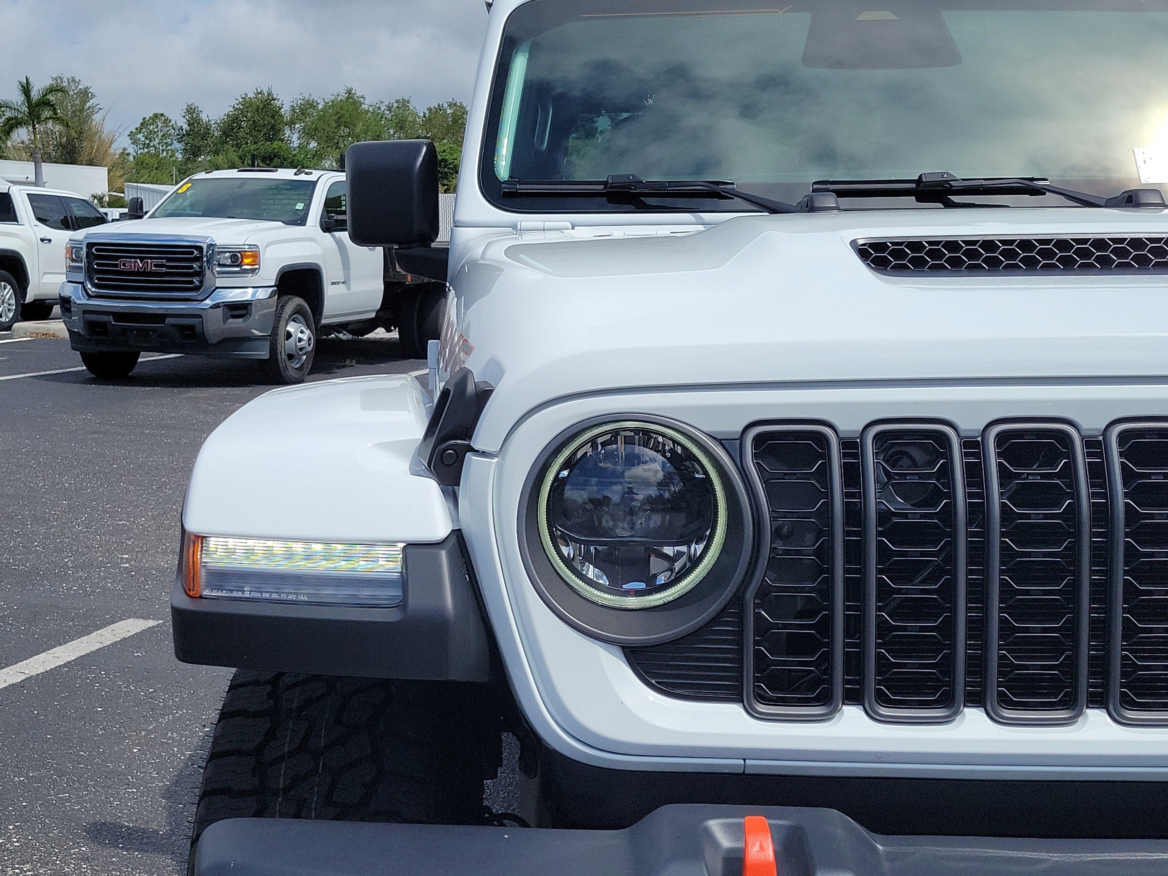 New 2026 Bright White Clear-Coat Exterior Paint Jeep Mojave image 7