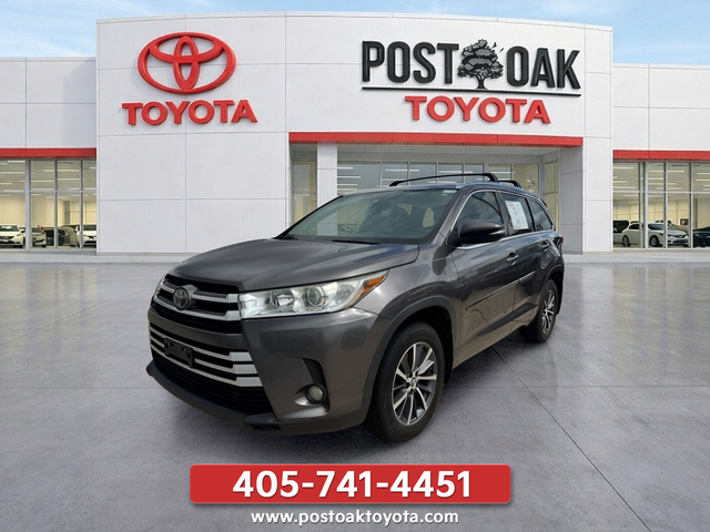 Used 2018 Gray Toyota XLE image 1