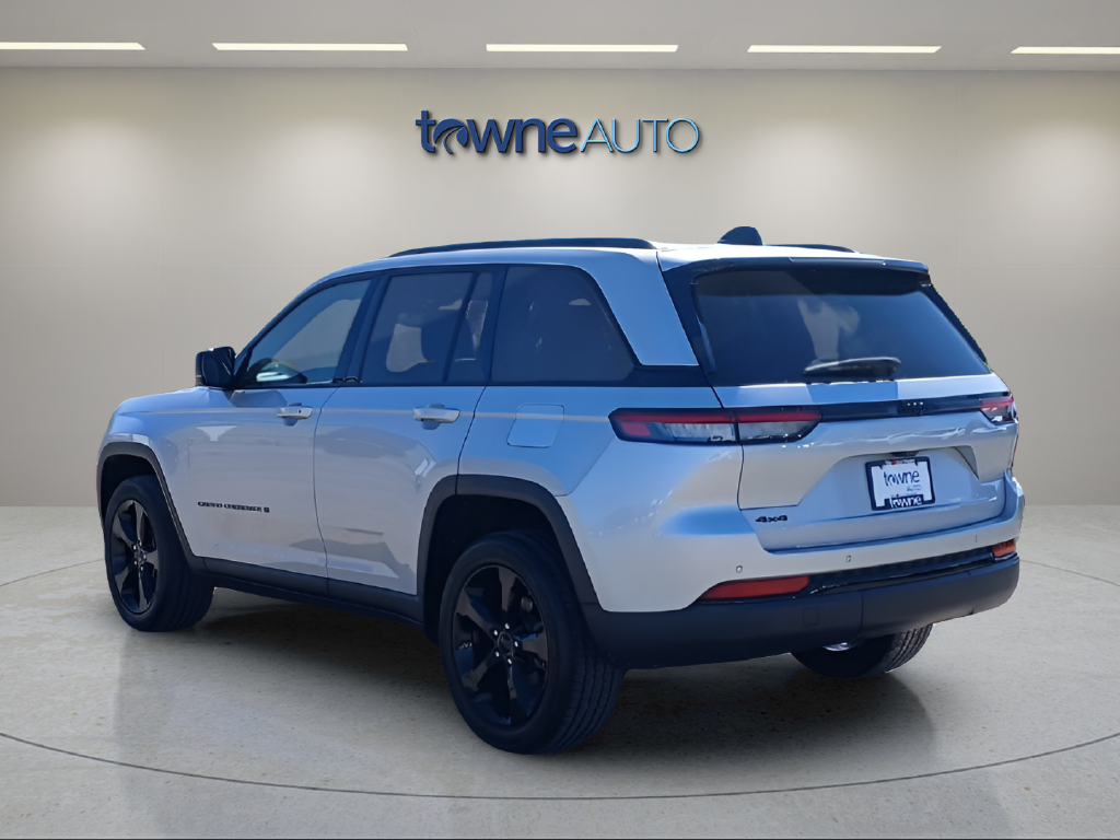 Used 2023 Silver Jeep Altitude X image 4
