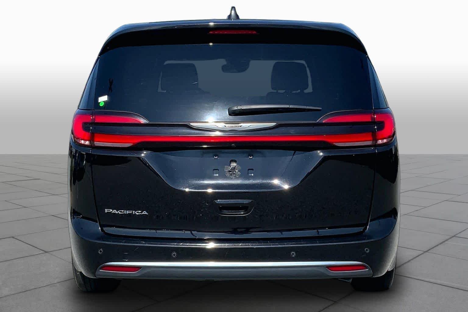 Used 2025 Diamond Black Crystal Pearlcoat Chrysler Select image 5