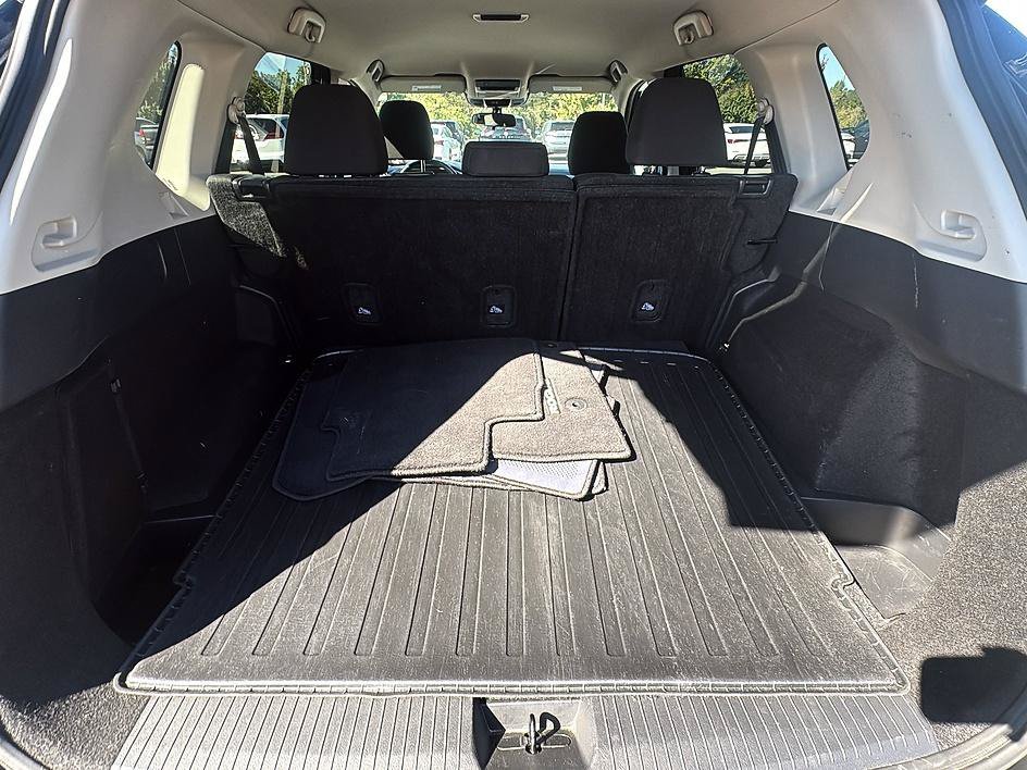 Used 2025 Super Black Nissan SV image 38