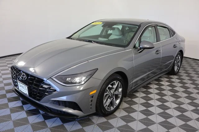 Used 2023 Gray Hyundai SEL image 4