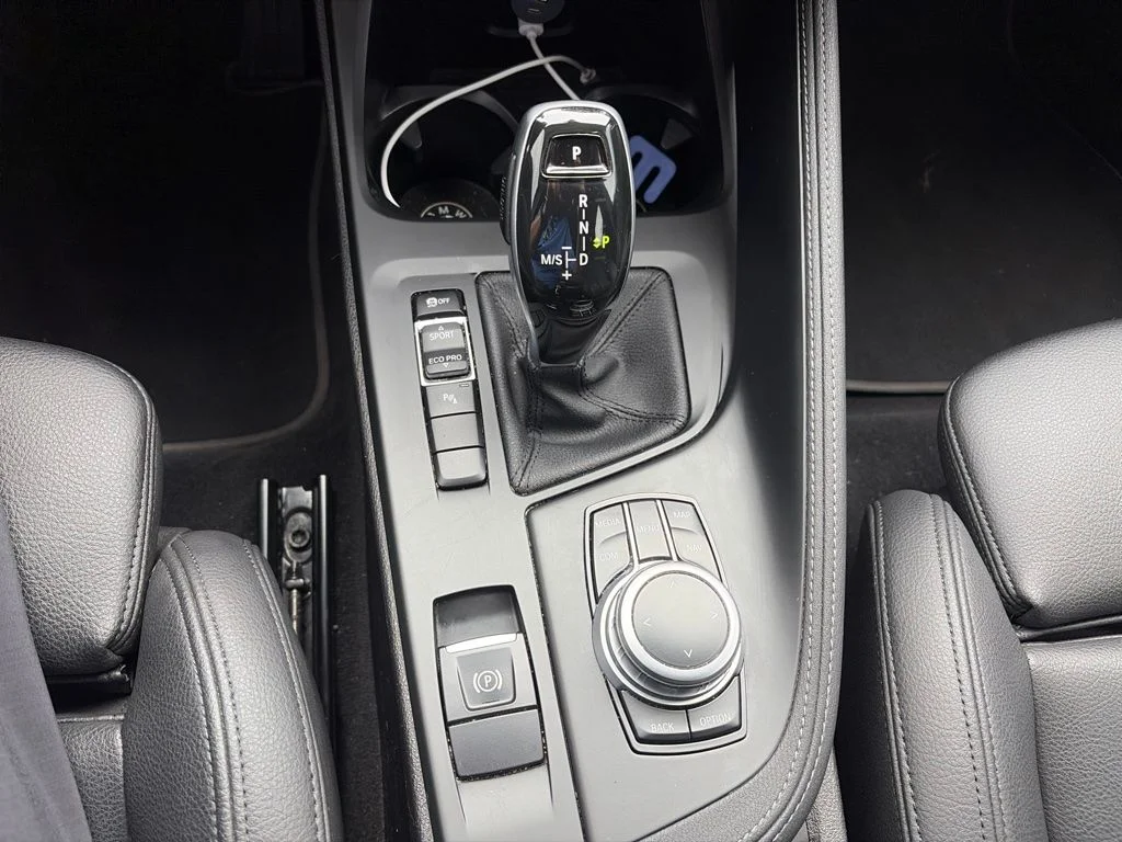Used 2022 White BMW sDrive28i image 13