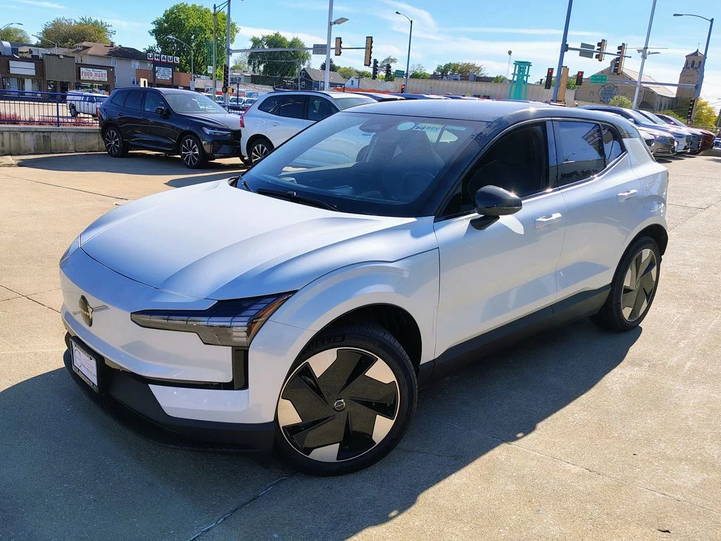New 2026 Crystal White Volvo Plus image 2