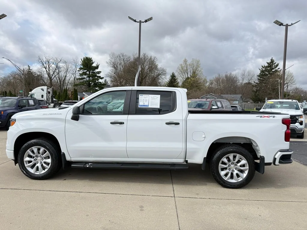 Used 2022  Chevrolet Custom image 4
