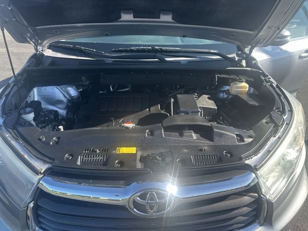 Used 2016 Silver Toyota LE V6 image 32