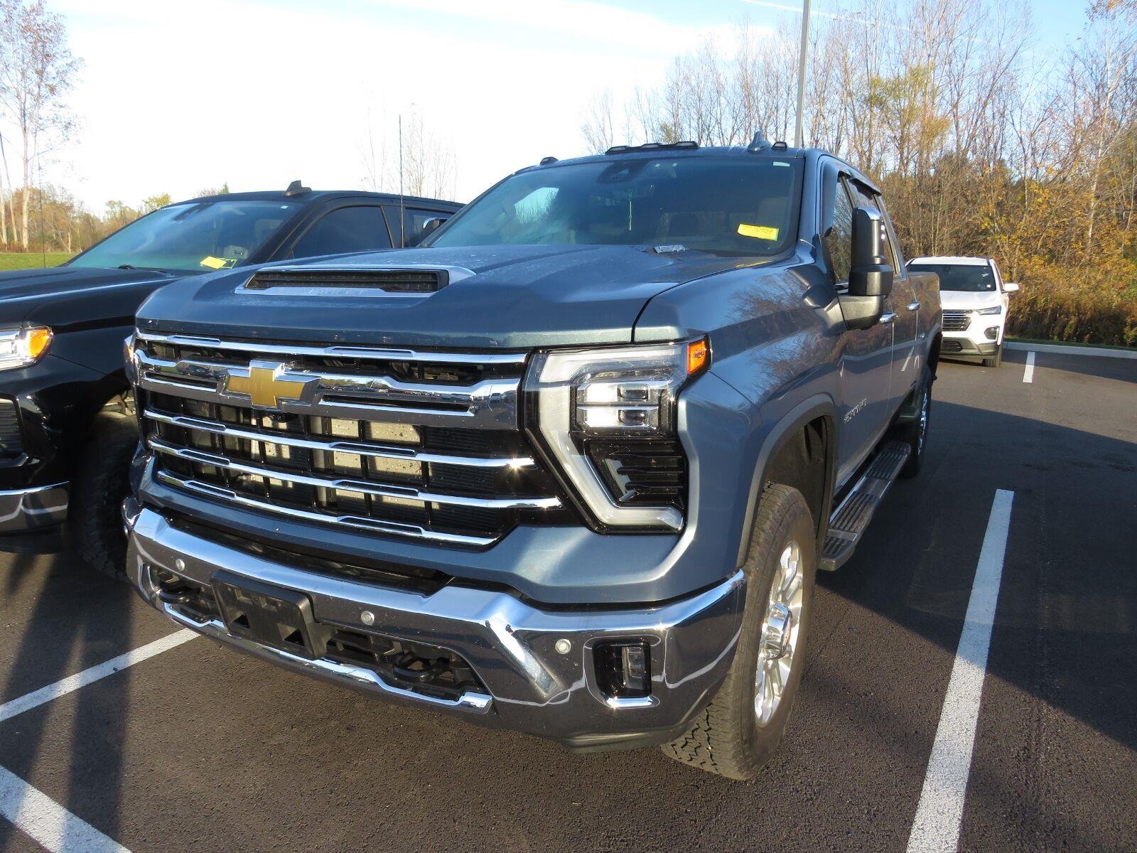 Used 2024  CHEVROLET TRUCK  image 5