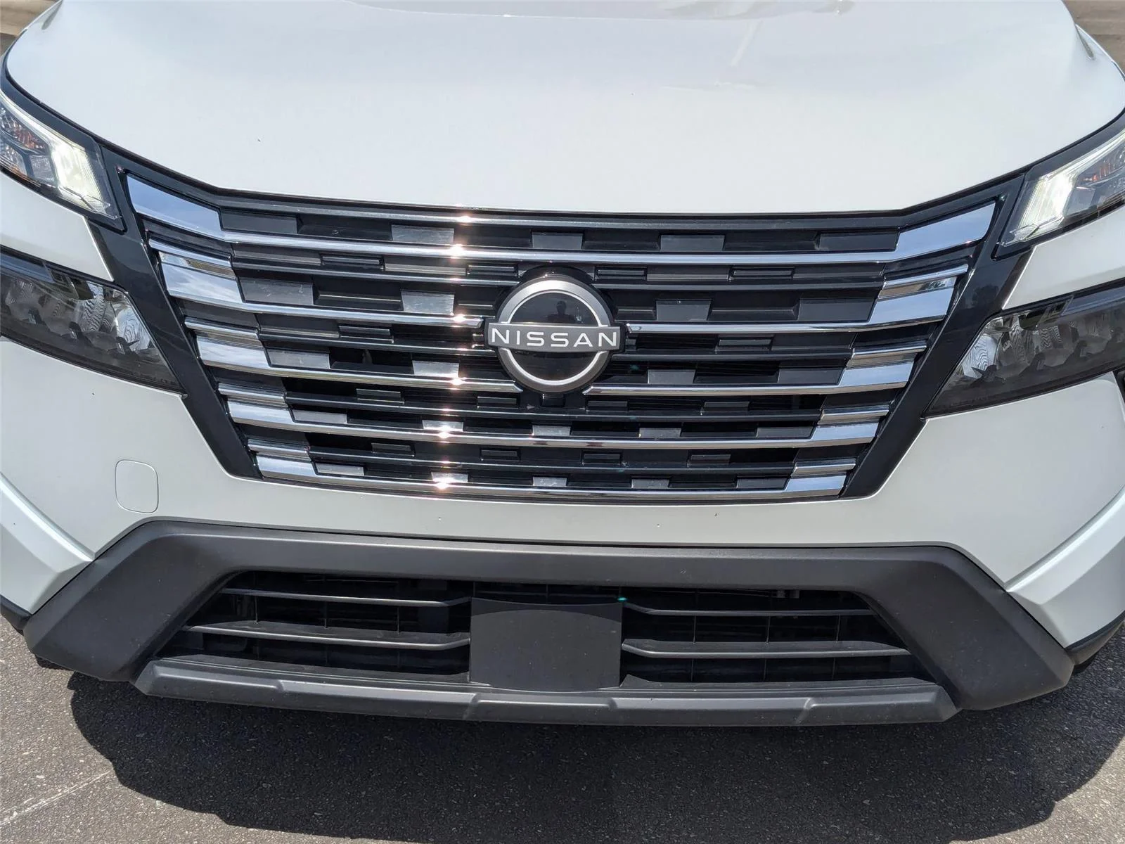 Used 2024 Everest White Pearl Nissan SV image 11