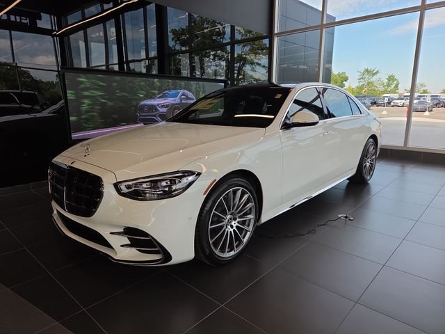 New 2026 MANUFAKTUR Moonlight White Metallic Mercedes-Benz S580 image 7