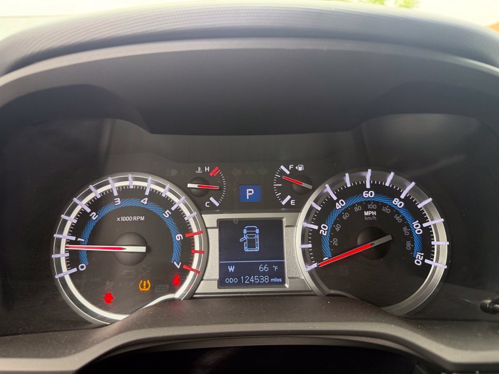 Used 2015 White Toyota SR5 image 21