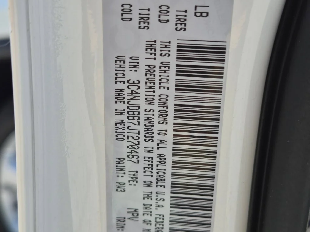 Used 2018 White Jeep Latitude image 28