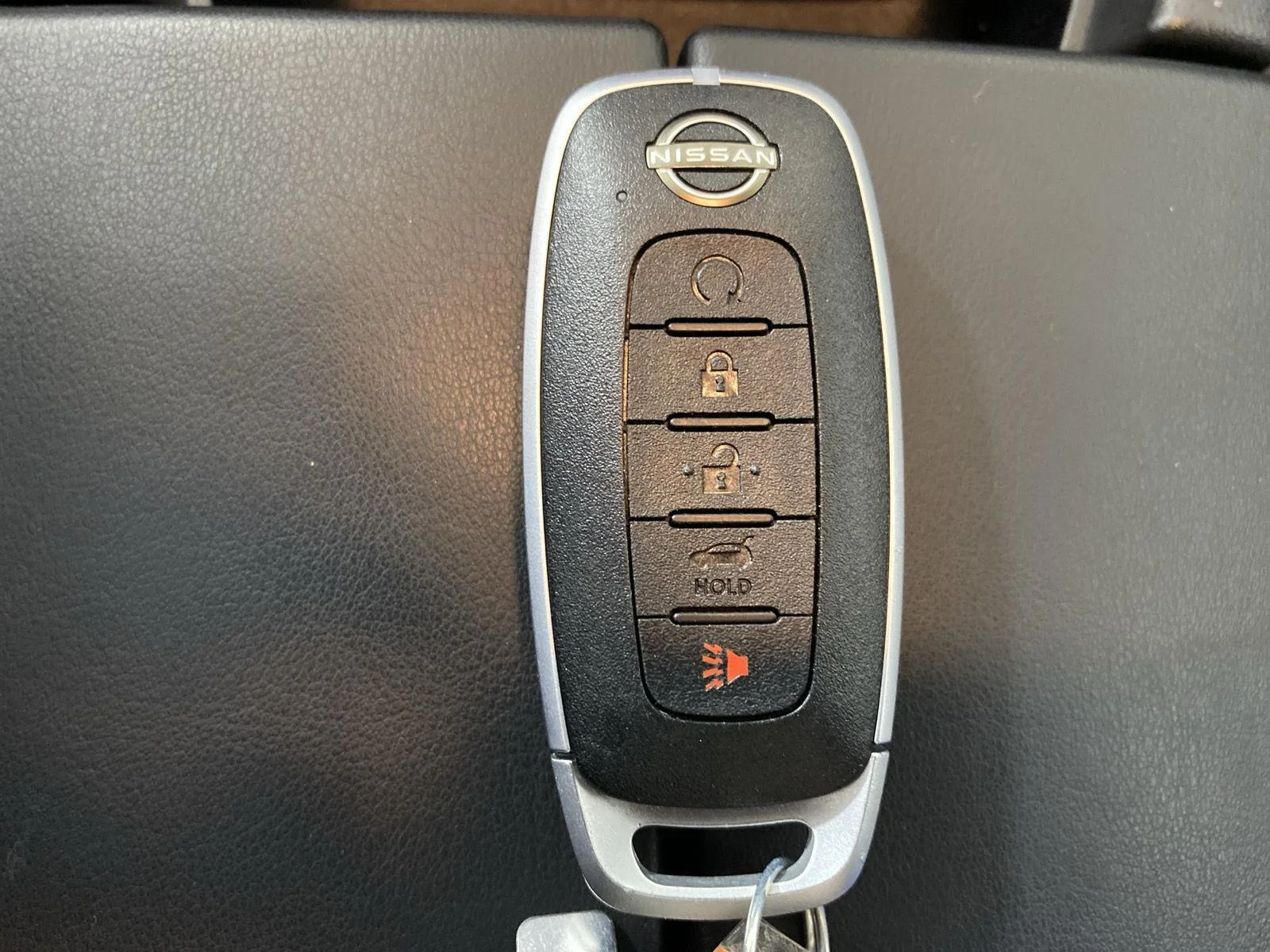 Used 2023 Pearl White Tricoat/Super Black Nissan SV image 19