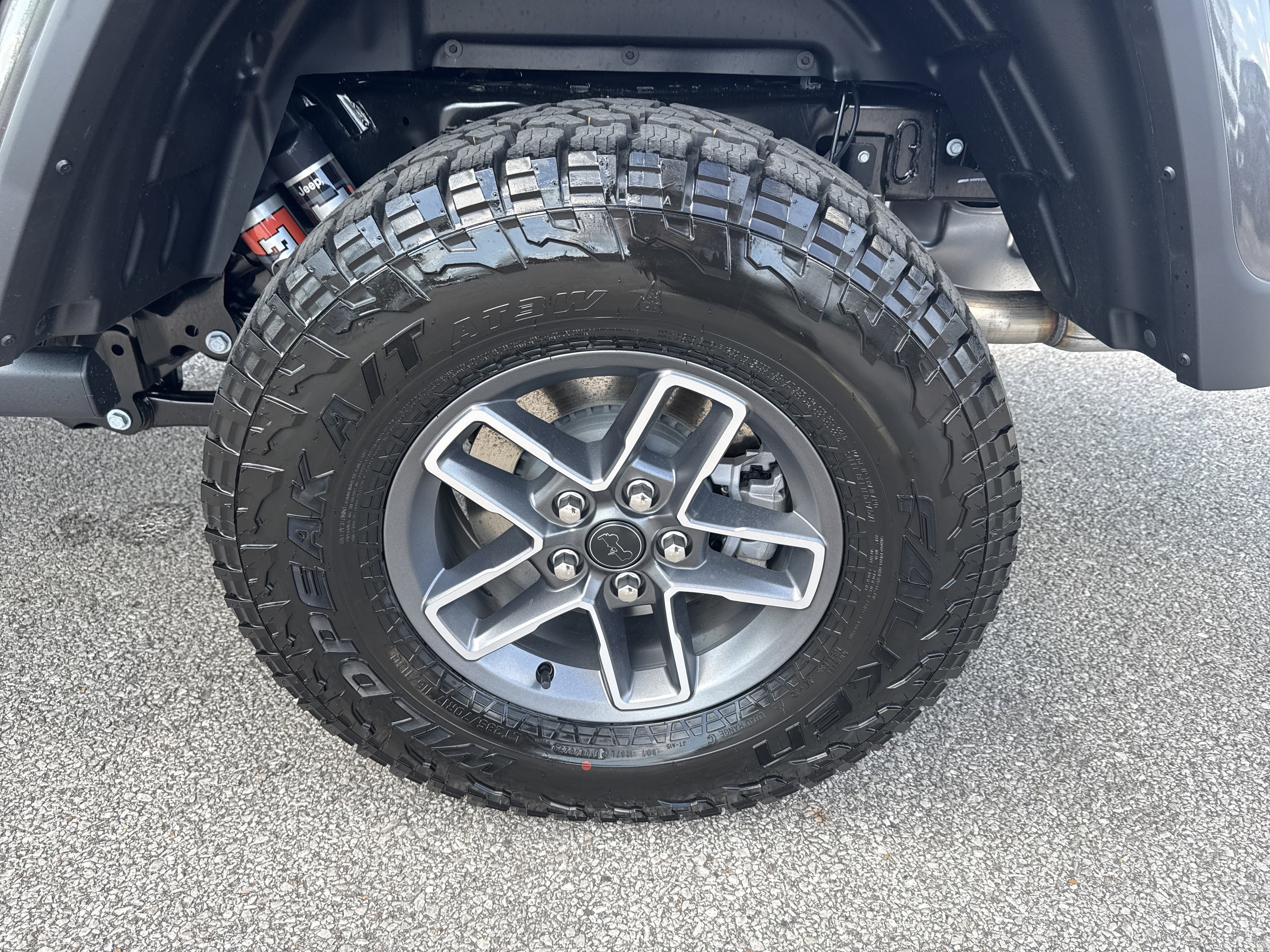 New 2026 Granite Crystal Metallic Clear-Coat Exterior Paint Jeep Mojave X image 20