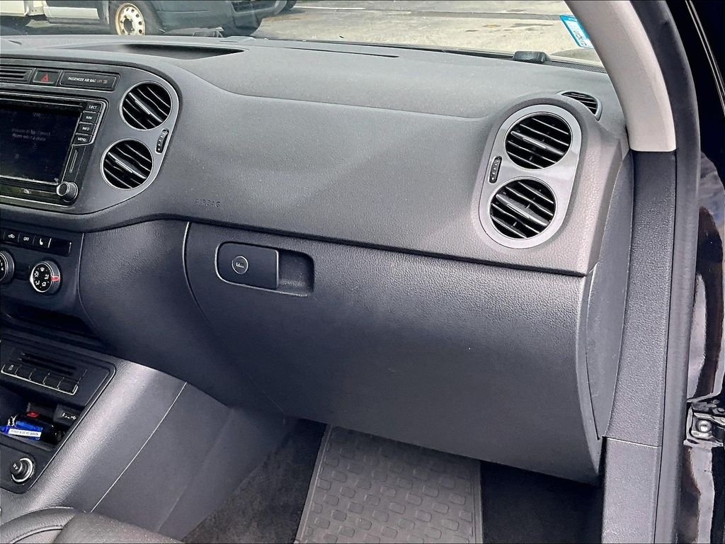Used 2016 Black Volkswagen SE image 13