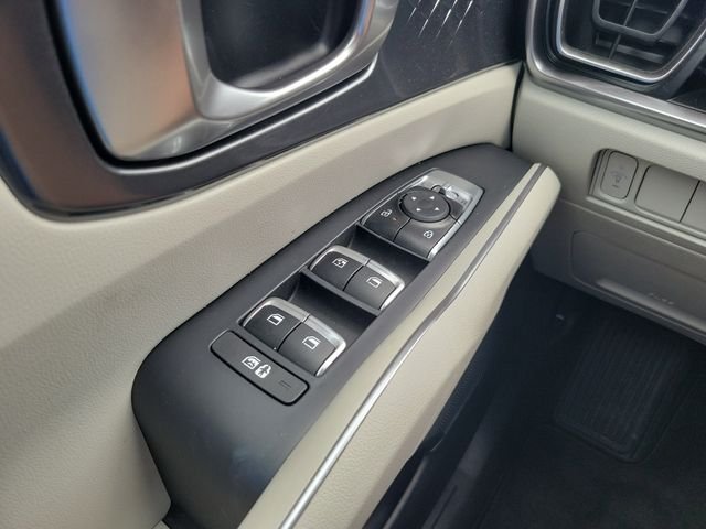 Used 2025 White Kia S image 30