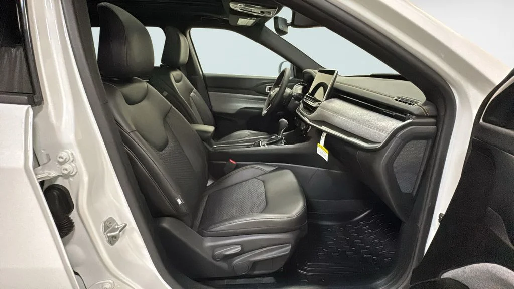 New 2026 Bright White Clearcoat Jeep Latitude image 8