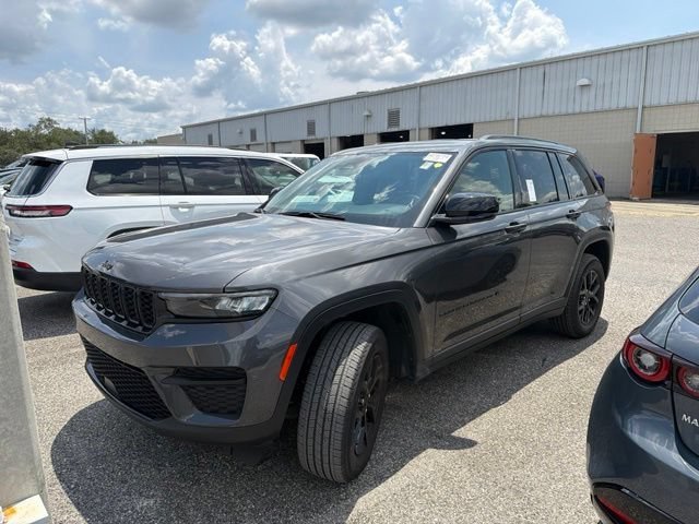 Used 2024 Baltic Gray Metallic Clearcoat Jeep Altitude image 6
