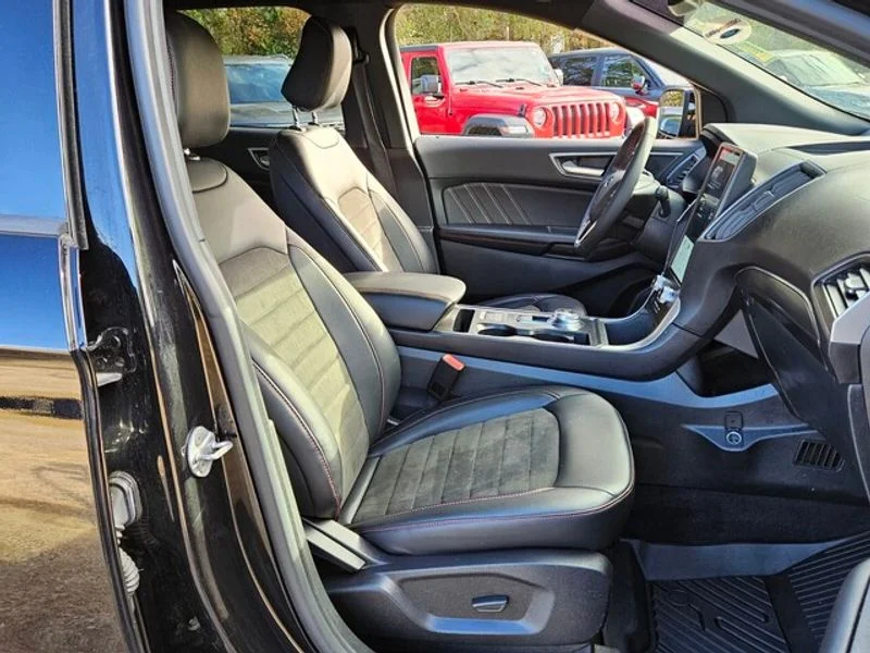 Used 2024 Agate Black Metallic Ford ST-Line image 15