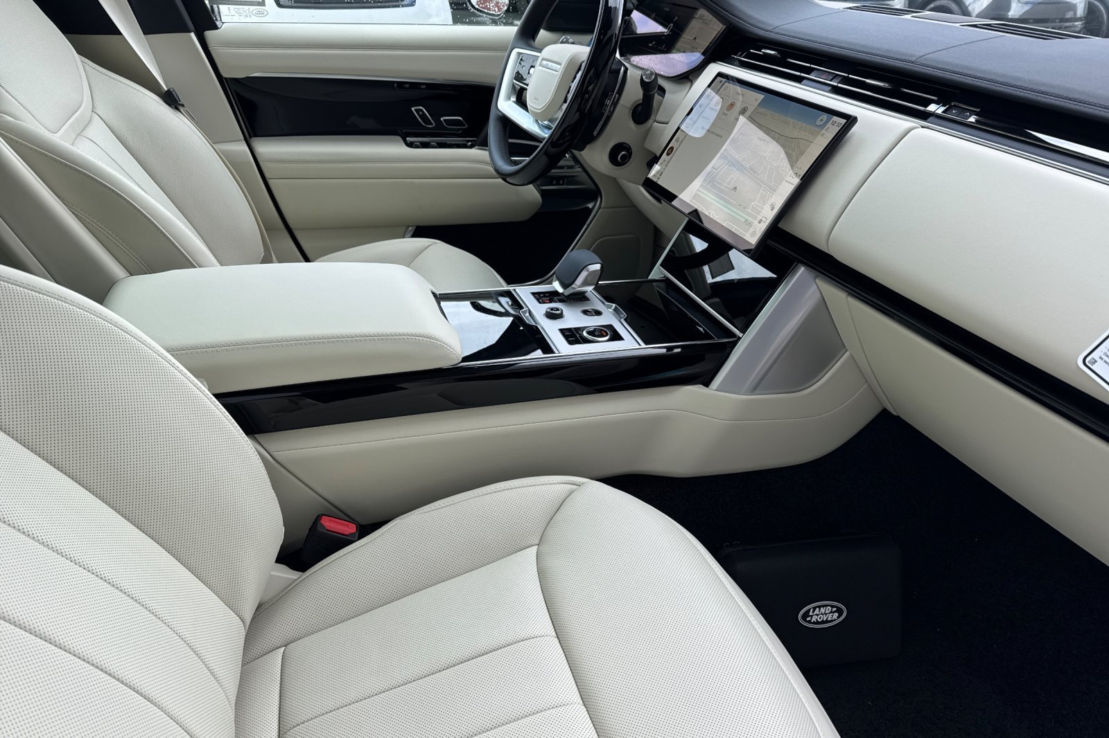 New 2027 Obsidian Black Satin Land Rover SE image 17