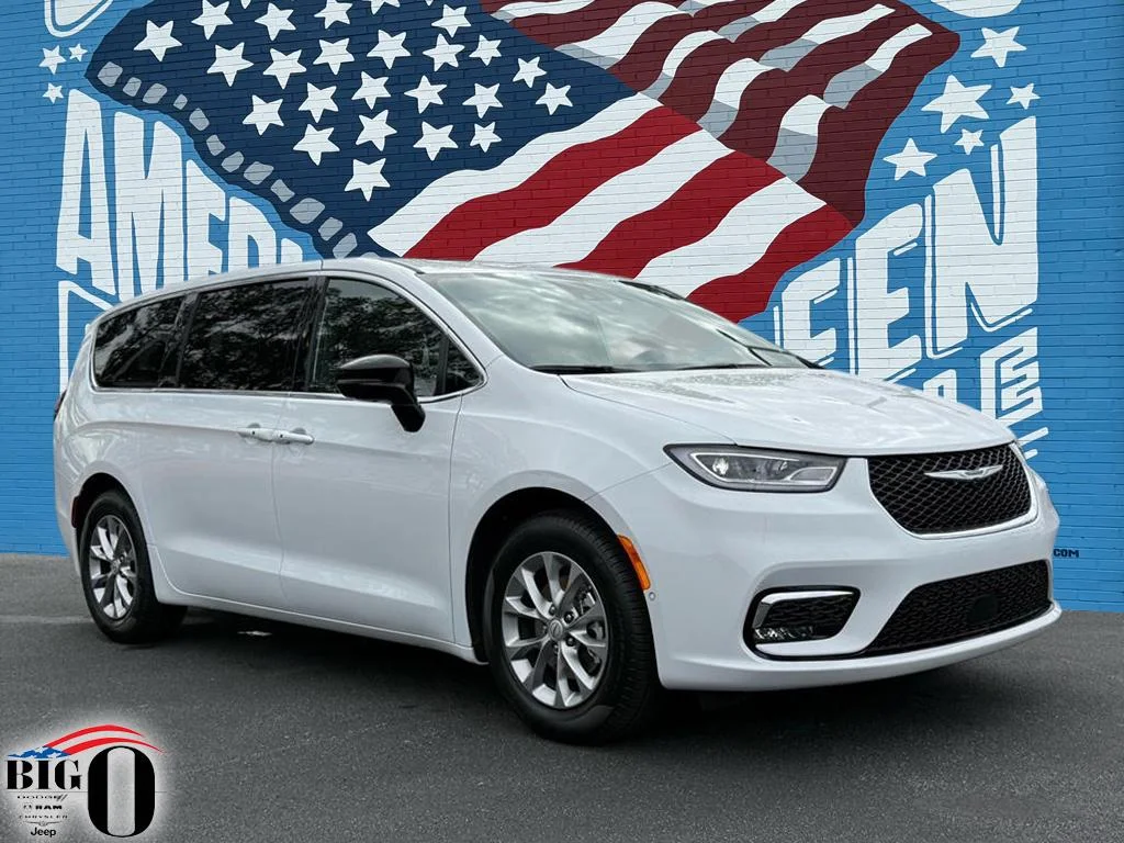 2026 Chrysler Pacifica Limited's photo