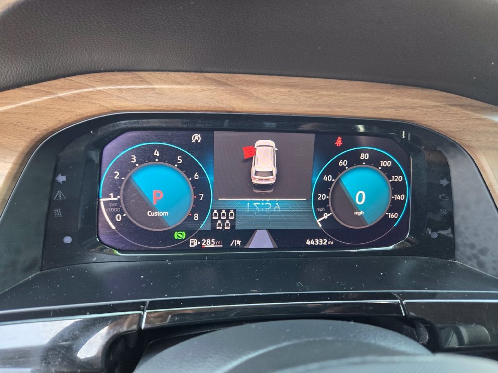 Used 2025  Volkswagen 2.0T SE w/Technology image 18
