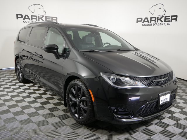 Used 2019 Brilliant Black Crystal Pearlcoat Chrysler Touring L Plus image 4
