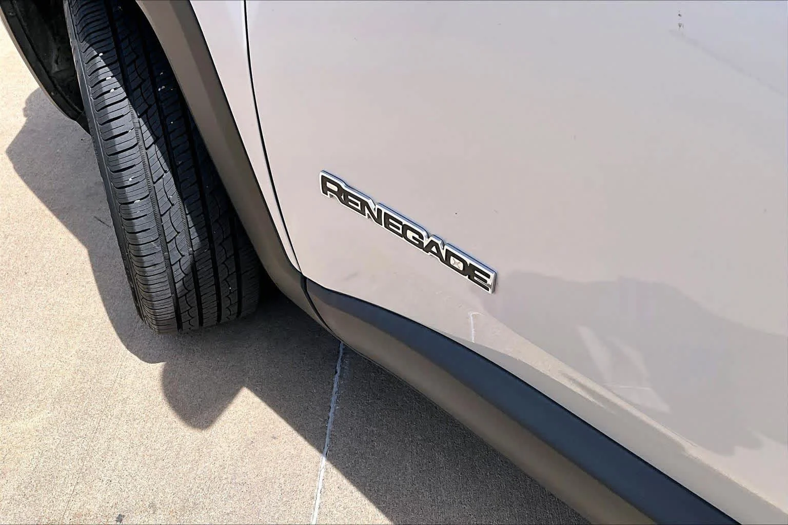 Used 2018 Glacier Metallic Jeep Latitude image 33