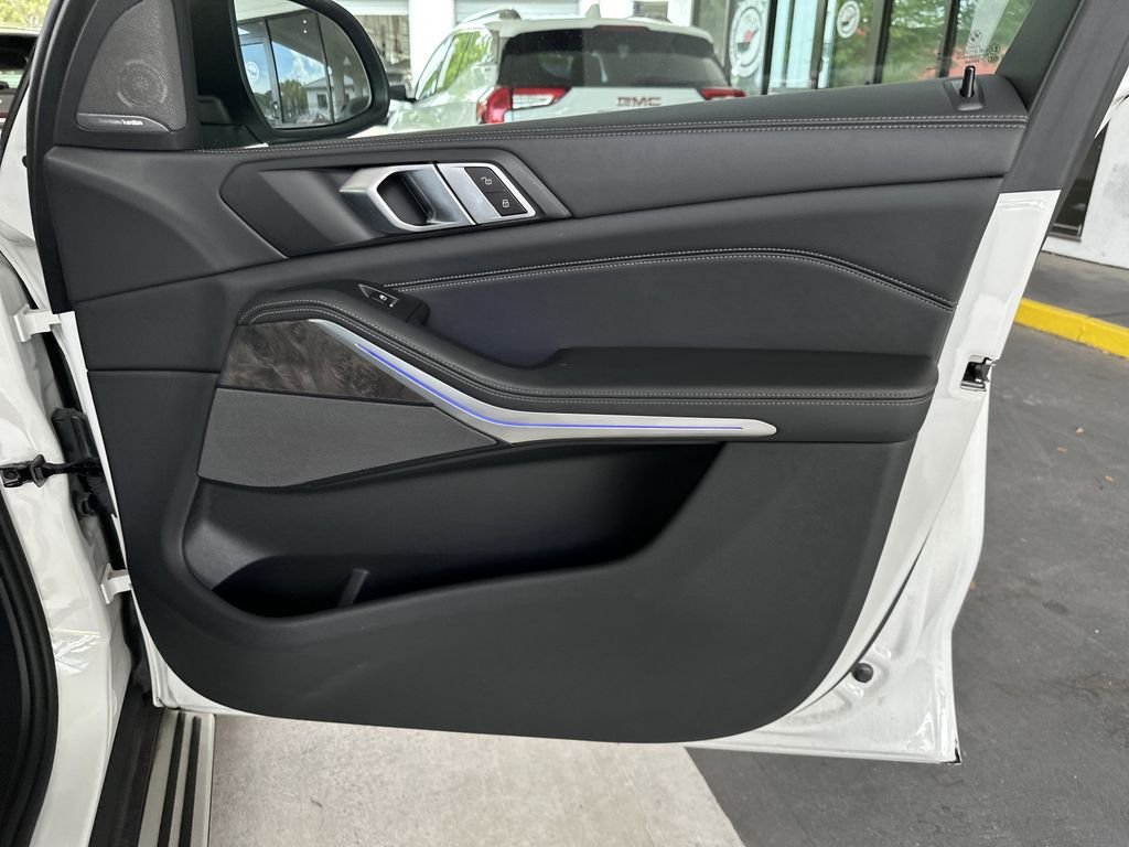 Used 2024 White BMW xDrive40i image 36